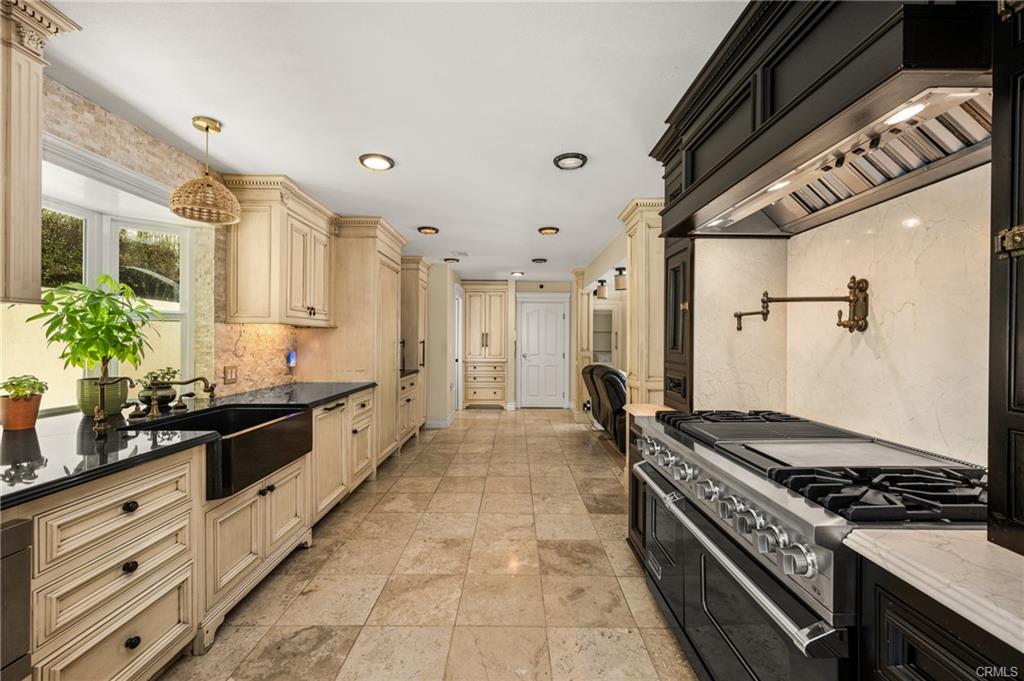2342 Cynthia Ct — chef's kitchen with Viking range and custom stone hood