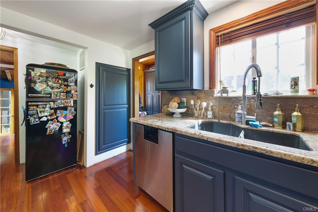 2642 Westminster Pl — kitchen sink and garden window