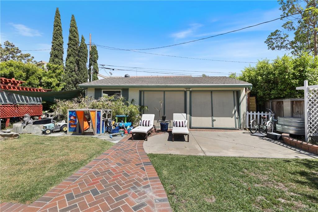 2642 Westminster Pl — expansive rear lawn and detached garage/bonus room