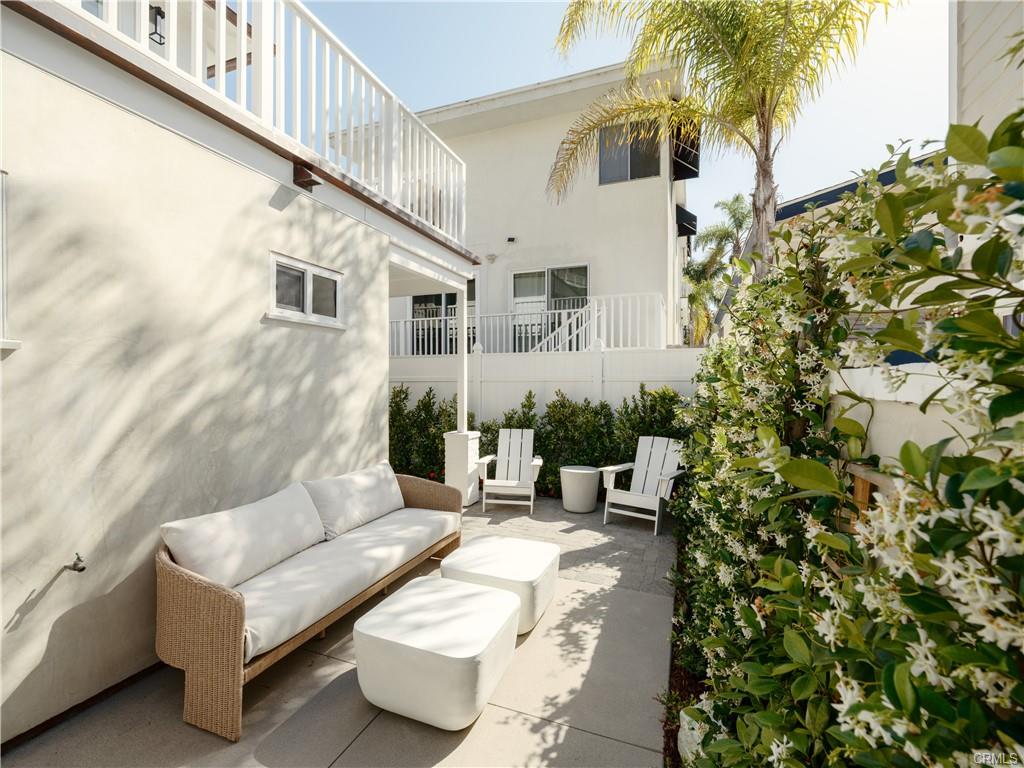 2715 Cove Street — private outdoor seating patio